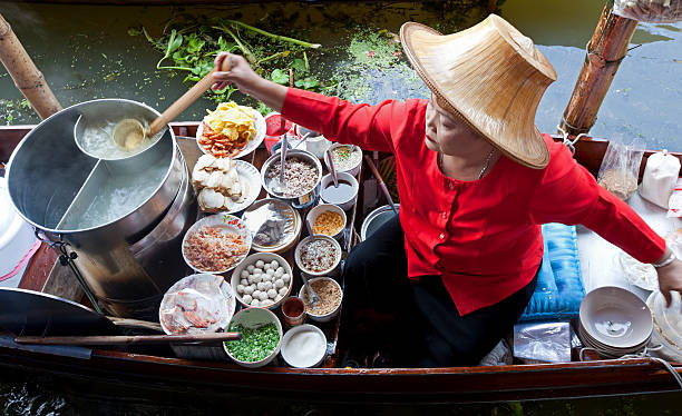 음식 가게상 at 담는 사두억 부유��식 시장, thailand. - asia bangkok nautical vessel canal 뉴스 사진 이미지