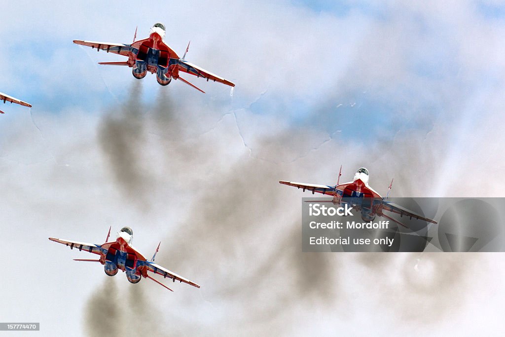 Squad Российской боевиков МиГ - 29 в полете на образование - Стоковые фото Авиашоу роялти-фри