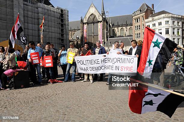 Foto de Protesto De Ativistas Reformas Políticas Na Síria Dam Square Amsterdã e mais fotos de stock de Direitos humanos