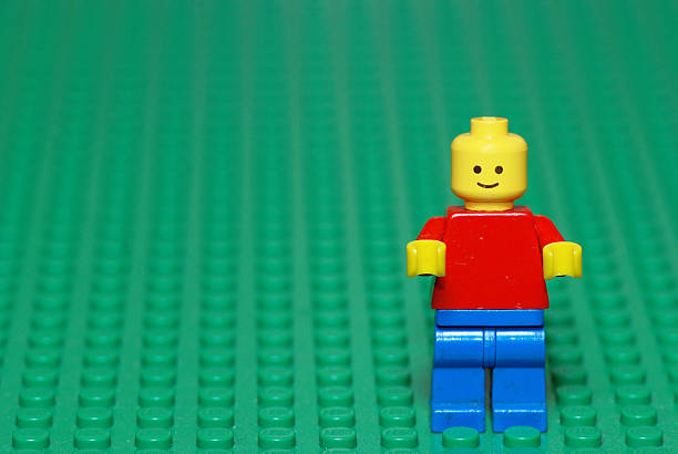 винтажный lego-персонажей из 80-х - lego toy close up characters стоковые фото и изображения