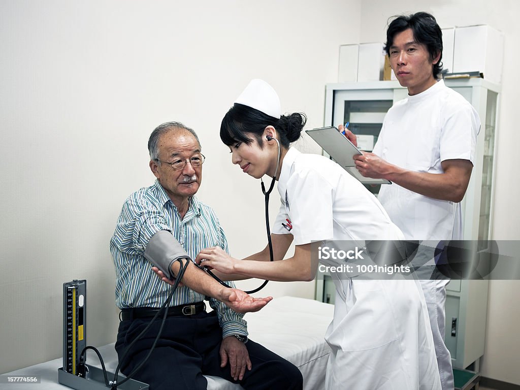 Los médicos y paciente - Foto de stock de Japón libre de derechos