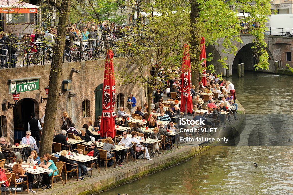 Человек в открытый ресторан на пристани по Oudegracht - Стоковые фото Весна роялти-фри