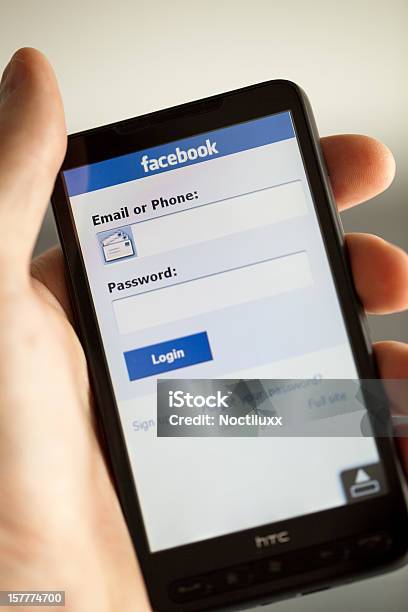 Pda 폰 표시중 Facebook 로그인 페이지 LCD에 대한 스톡 사진 및 기타 이미지 - LCD, 가까운, 그래픽 사용자 인터페이스