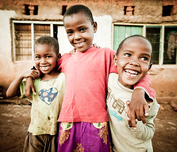 Retrato de três crianças africanas - foto de acervo