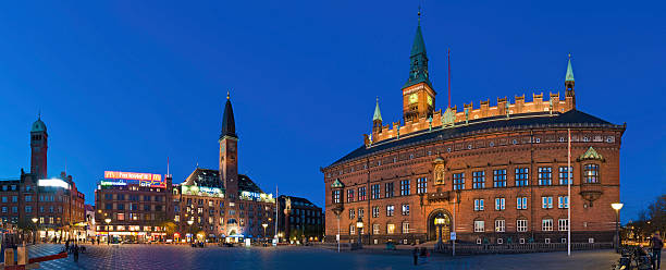 kopenhagener rådhuspladsen rathausplatz beleuchteter neon nacht panorama von dänemark - palace hotel stock-fotos und bilder