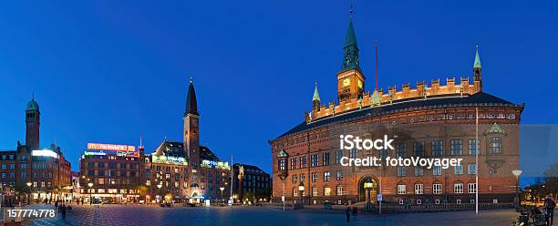 コペンハーゲン市庁舎広場 Rådhuspladsen輝くネオンの夜のパノラマデンマーク - コペンハーゲンのストックフォトや画像を多数ご用意 - コペンハーゲン, ネオン照明, 城