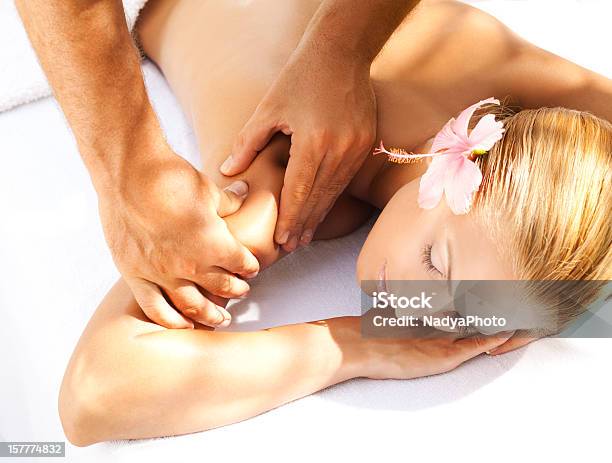 Massaggio Tropicale - Fotografie stock e altre immagini di A petto nudo - A petto nudo, Adulto, Allegro