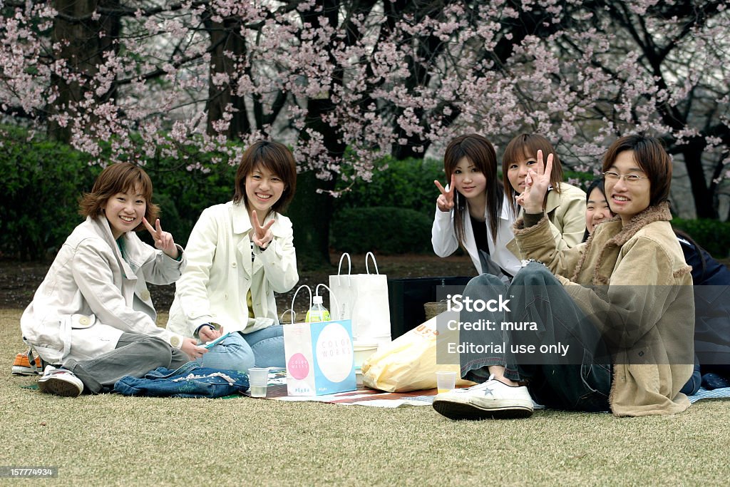 젊은 성인 혜택을 일본 벚꽃 - 로열티 프리 벚꽃 스톡 사진