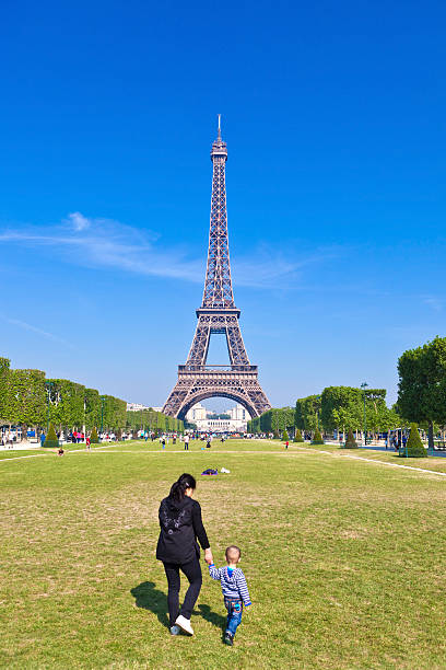 la torre di eiffel - family eiffel tower baby vacations foto e immagini stock