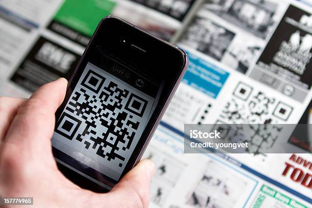 Photo libre de droit de Code Qr Et Smartphone banque d'images et plus d'images libres de droit de Code QR - Code QR, Code-barre, Lecteur de codes-barres