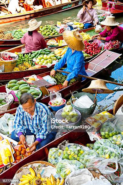 Boote Voller Früchte In Schwimmender Markt Von Damnoen Saduak Thailand Stockfoto und mehr Bilder von Thailand