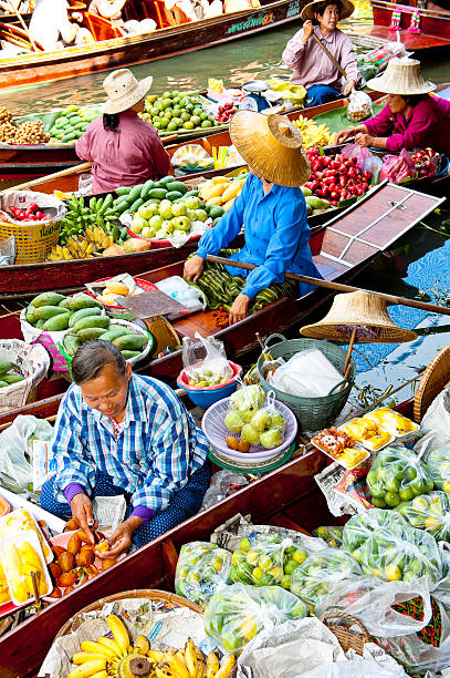 Boats loaded with fruits in Damnoen Saduak Floating Market, Thailand  ratchaburi province stock pictures, royalty-free photos & images