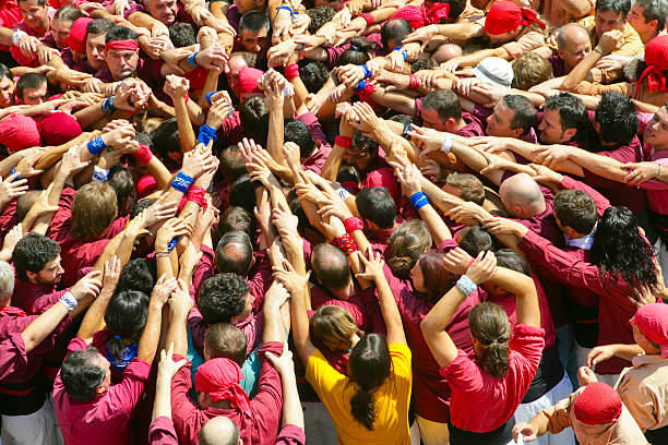 castellers: construir un castillo humanos - castellers fotografías e imágenes de stock