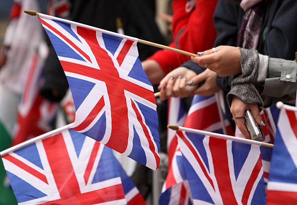 королевская свадьба 2011 в лондоне, англия - nobility wedding crowd british flag стоковые фото и изображения