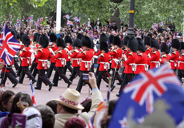 королевская свадьба в лондоне, англия - nobility wedding crowd british flag стоковые фото и изображения