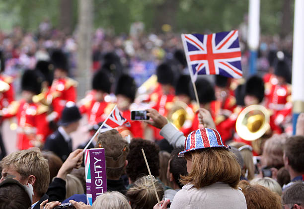 casamento em londres, inglaterra - nobility wedding crowd british flag - fotografias e filmes do acervo