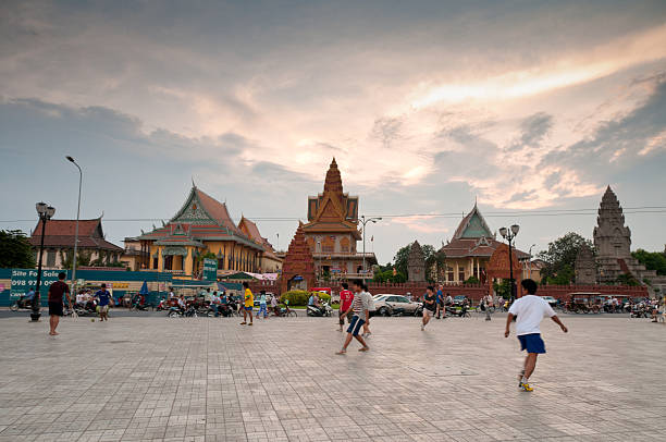 ragazzi giocare a calcio al di fuori di wat ounalom in cambogia - stupa royal stupa local landmark national landmark foto e immagini stock