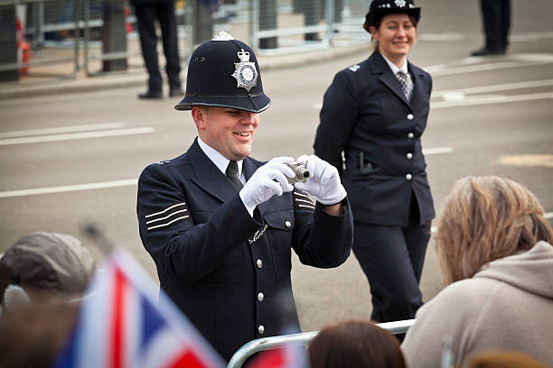 matrimonio reale eventi a londra - nobility wedding crowd british flag foto e immagini stock