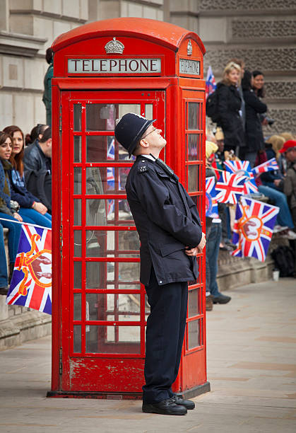 royal celebraciones de bodas en londres - nobility crowd wedding british flag fotografías e imágenes de stock