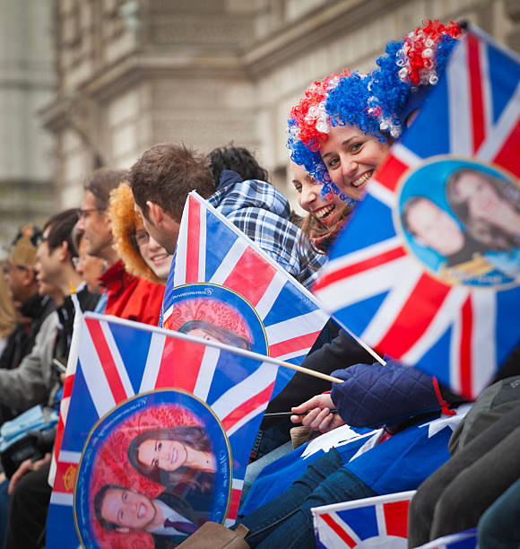 royal celebraciones de bodas en londres - nobility crowd wedding british flag fotografías e imágenes de stock