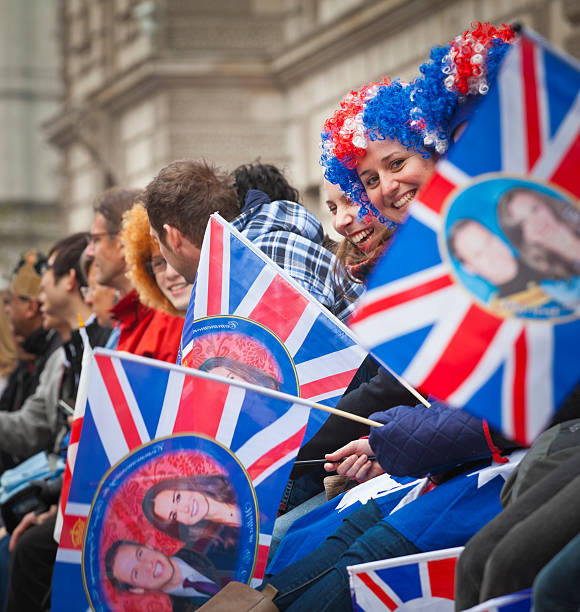 matrimonio reale eventi a londra - nobility wedding crowd british flag foto e immagini stock