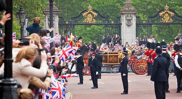 principe william e catherine middleton, nozze reali di londra - nobility wedding crowd british flag foto e immagini stock