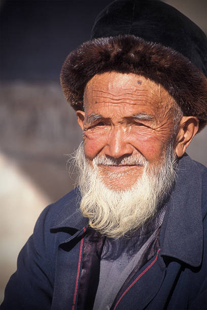 uyghur uomo d'affari con il famoso mercato domenicale di kashgar - uighur foto e immagini stock