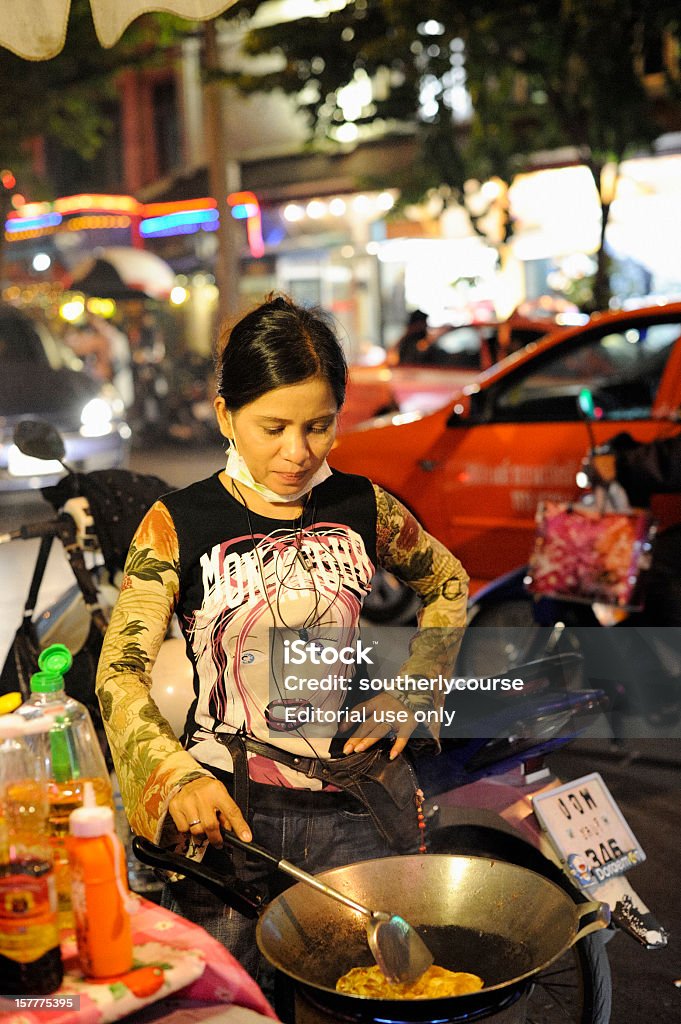 Rue la préparation des plats dans la cuisine de Mobile sur Sukhumvit Road - Photo de Nuit libre de droits