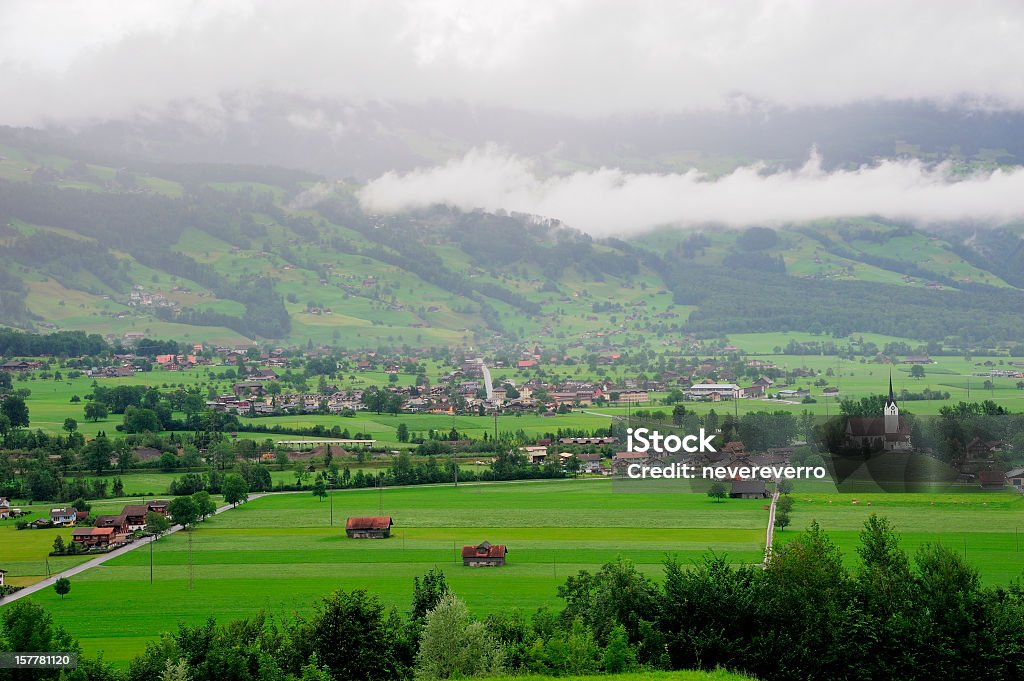 Aldeia no vale verde - Royalty-free Agricultura Foto de stock