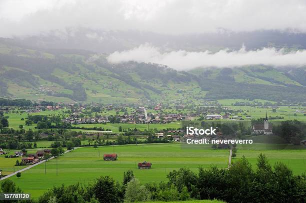 Aldeia No Vale Verde - Fotografias de stock e mais imagens de Agricultura - Agricultura, Aldeia, Alpes Europeus