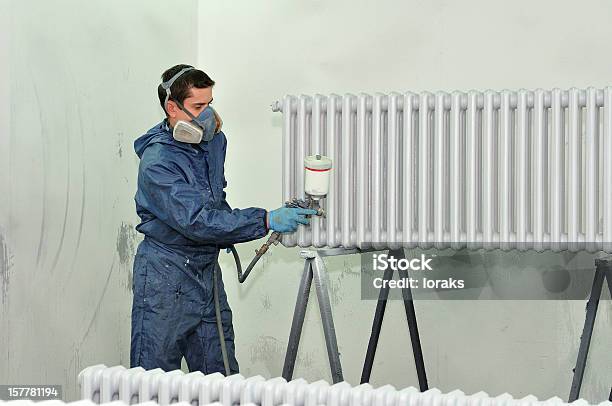 Trabajador En Una Cabina De Pintura Foto de stock y más banco de imágenes de Aerógrafo - Aerógrafo, Pintor - Artista, Abrigo