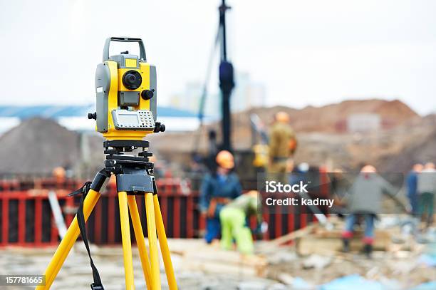 Surveyor Equipamento Teodolito À Obra - Fotografias de stock e mais imagens de Inspetor - Profissão - Inspetor - Profissão, Terra, Geodesia