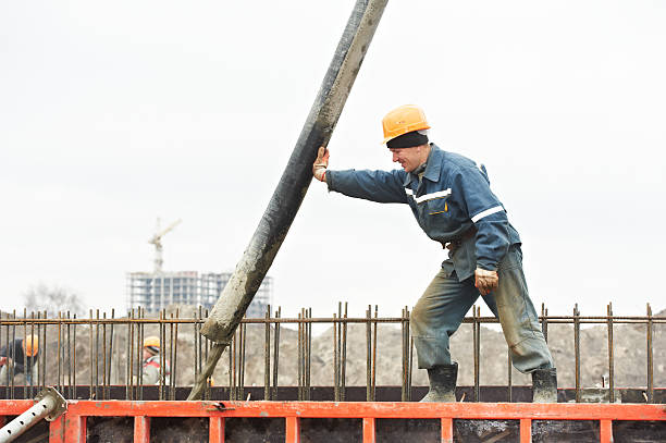 builder lavoratori versare cemento nella forma - formwork concrete curb cement foto e immagini stock