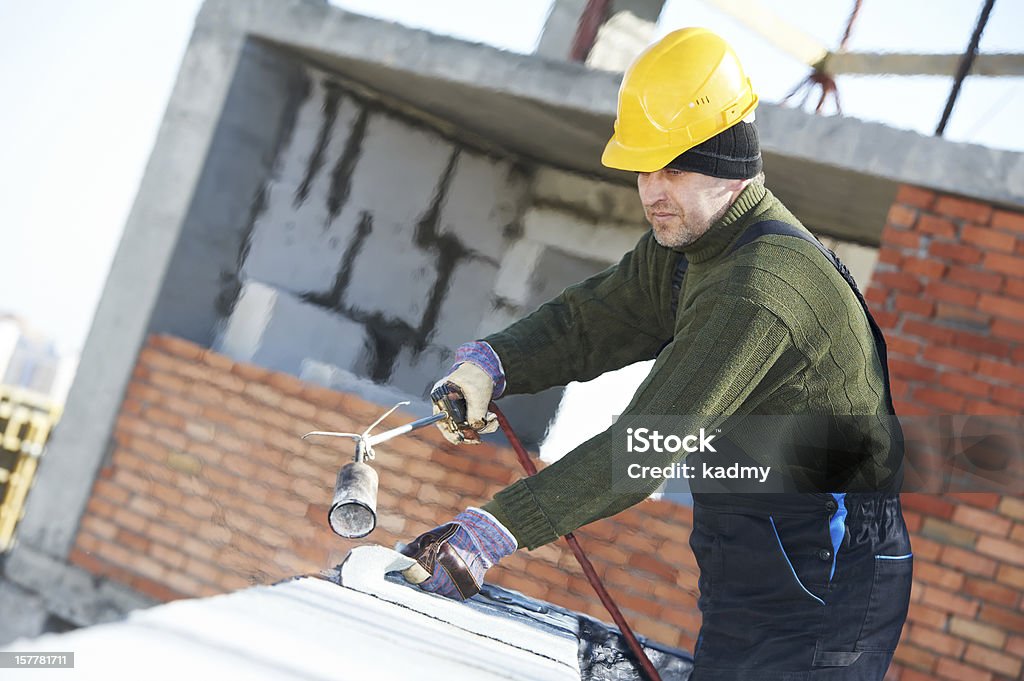 Plana en el último piso, que cubre trabaja con techos de fieltro - Foto de stock de Aislante libre de derechos