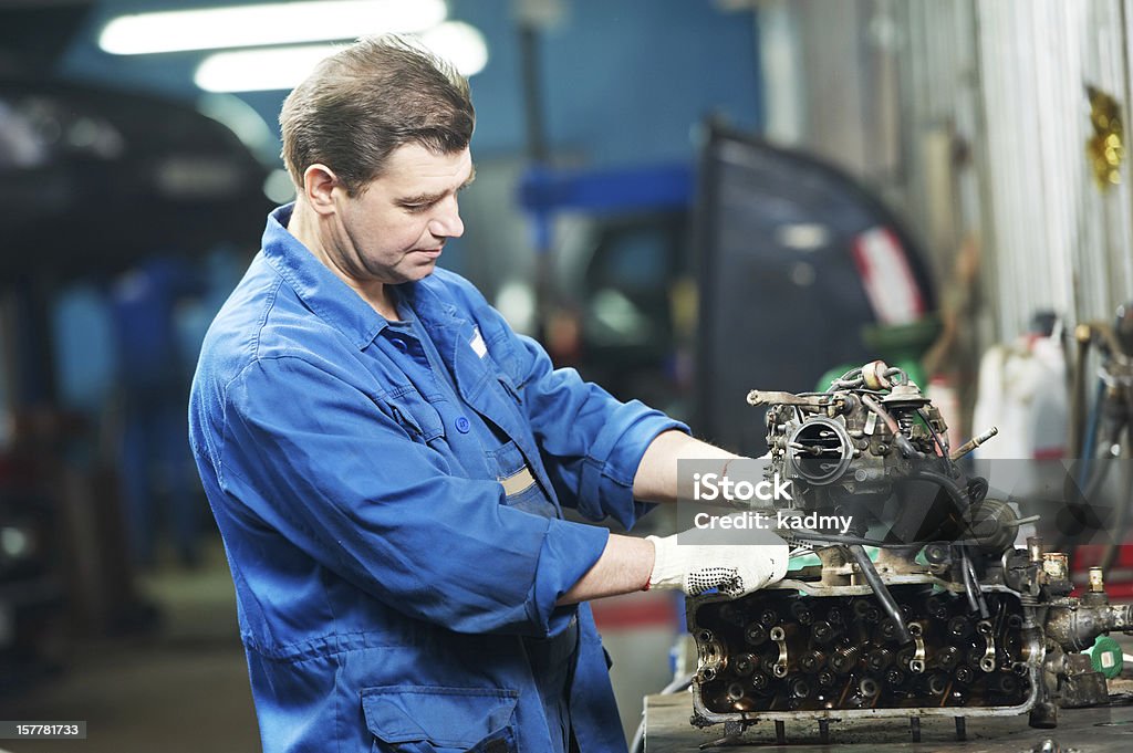 auto mecánico en trabajos de reparación de motor - Foto de stock de Adulto libre de derechos