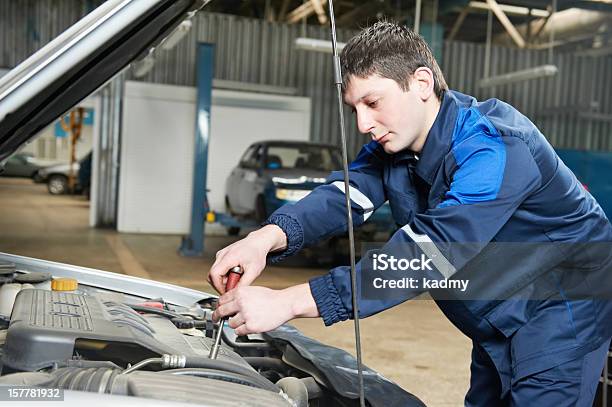 Mecánico De Coches De Trabajo Con Llave Foto de stock y más banco de imágenes de Adulto - Adulto, Apretar, Coche