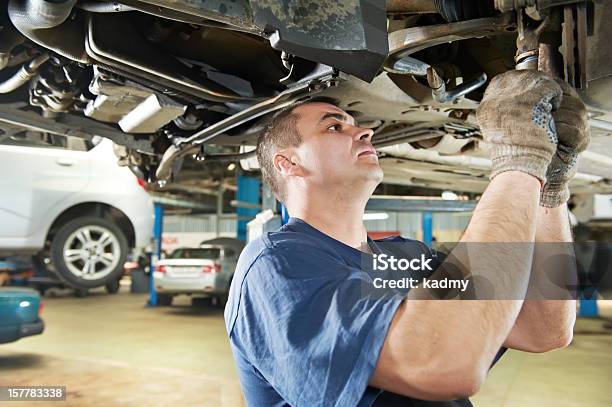 Auto Mechanik W Pracy Naprawy Zawieszenia Samochodu - zdjęcia stockowe i więcej obrazów Mechanik