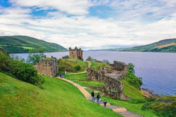 vista al castello di urquhart da loch ness nelle highlands scozzesi - scotland castle loch ness urquhart castle foto e immagini stock