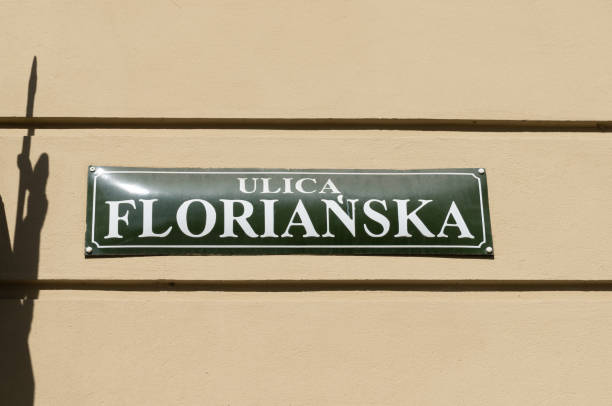 cartel con el nombre de la calle floriańska en el distrito del casco antiguo de cracovia, polonia. placa de información en la pared de un edificio en cracovia. calle florian's florianska. - florianska street fotografías e imágenes de stock