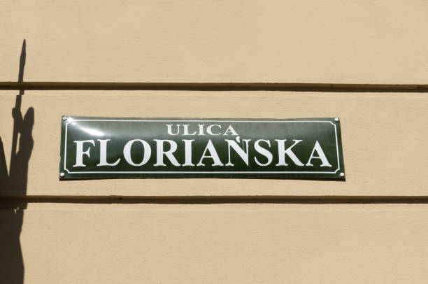 panneau de nom de rue floriańska dans le quartier de la vieille ville de cracovie, en pologne. plaque d’information sur un mur de bâtiment à cracovie. rue florianska saint-florian. - florianska street photos et images de collection