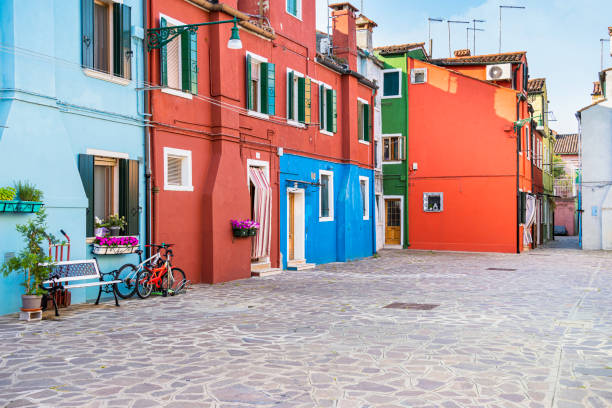 scena tranquilla con le case colorate nell'isola di burano, venezia - photography urban scene venice italy veneto foto e immagini stock