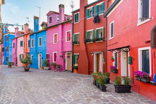 scena tranquilla con le case colorate nell'isola di burano, venezia - photography urban scene venice italy veneto foto e immagini stock