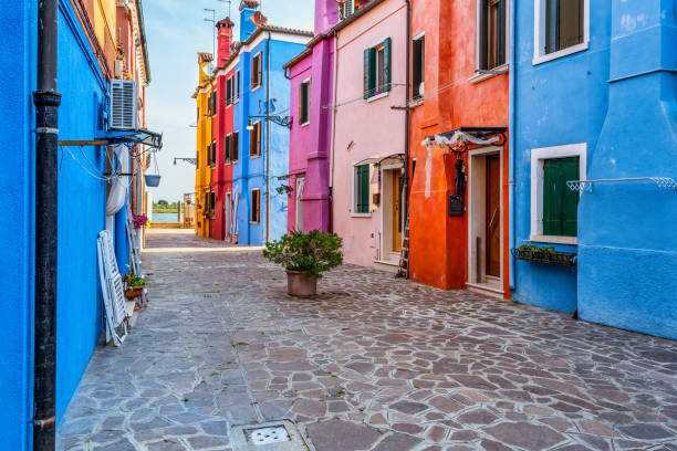 scena tranquilla con le case colorate nell'isola di burano, venezia - photography urban scene venice italy veneto foto e immagini stock