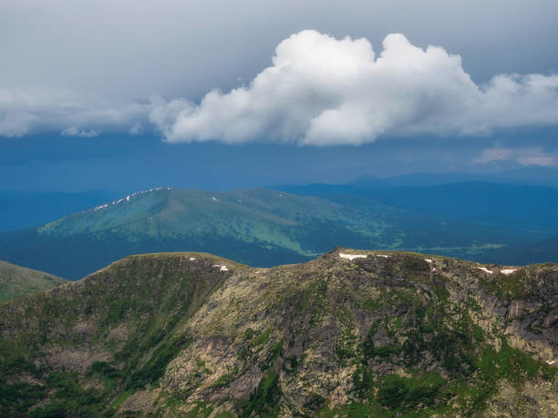 西サヤ人の夏の風景。山の緑の谷に白い雲。山の丘の雄大な景色。 - valley tree remote landscape ストックフォトと画像