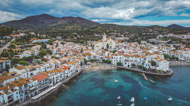 el pueblo de cadaques - cadaques stock-fotos und bilder