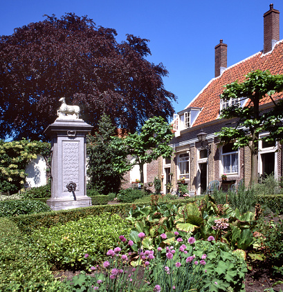 The Eva van Hoogeveenshofje at the Doelensteeg in Leiden is one of the unique hofjes in Holland. A hofje is a Dutch word for a courtyard with almshouses around it. They exists since the Middle Ages.
