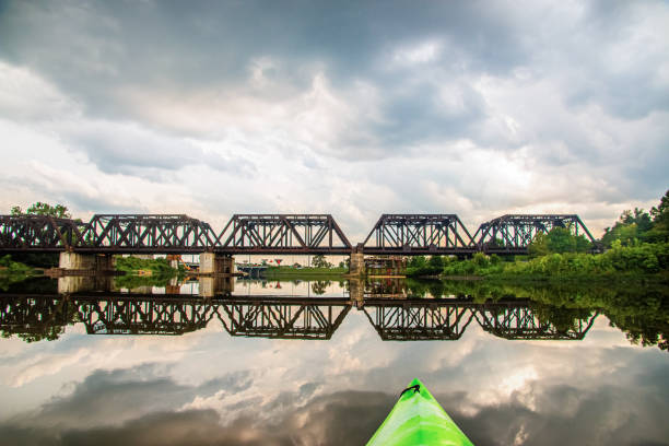 puente de caballete del tren de hierro sobre el río scioto - railroad crossing bridge river nautical vessel fotografías e imágenes de stock