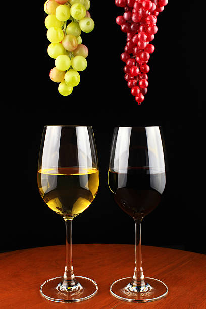 Uva frescas y vino - foto de stock