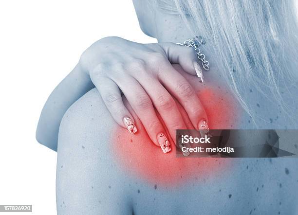 急性痛の女性の肩にかけましょう - 1人のストックフォトや画像を多数ご用意 - 1人, さしこみ痛, カットアウト