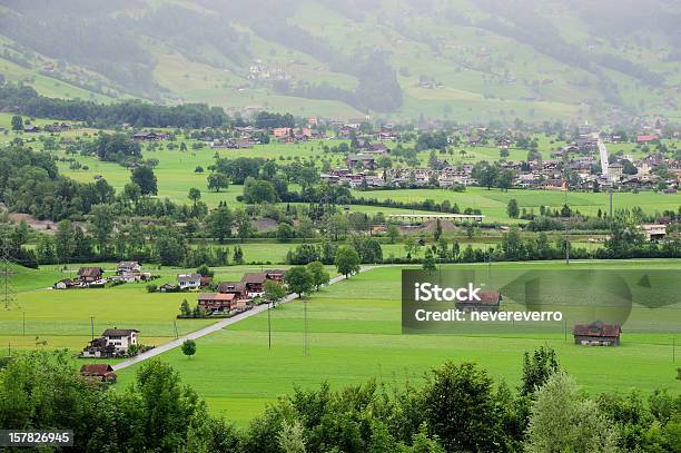 Aldeia No Vale Verde - Fotografias de stock e mais imagens de Agricultura - Agricultura, Aldeia, Alpes Europeus